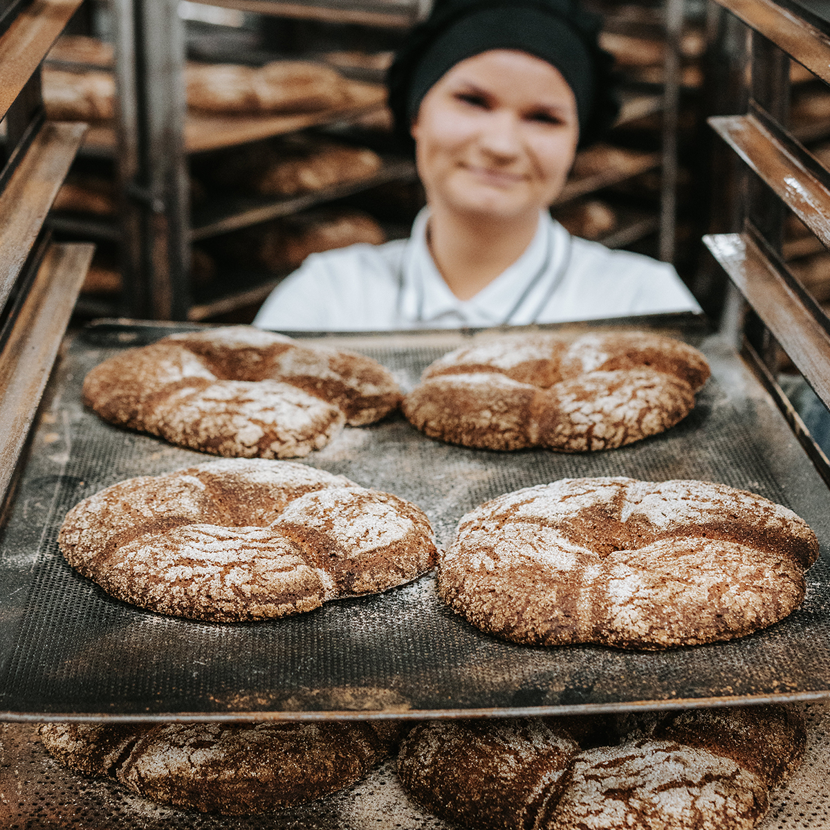 Uotilan Leipomon tehtaanmyymälässä on myynnissä myös käsinleivottua reikäleipää.